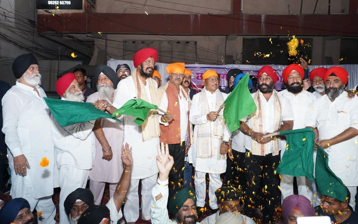 सांसद बृजमोहन अग्रवाल और CM विष्णु देव साय ने नांदेड़ साहिब तीर्थ यात्रा की 25 बसों को दिखाई हरी झंडी