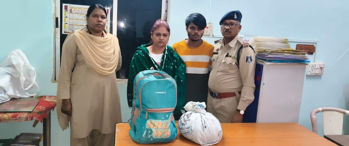 गांजा तस्करी करते महिला सहित 02 आरोपी गिरफ्तार महिला आरोपी माधुरी जैन उर्फ डॉली है, थाना खमतराई के हिस्ट्रीशीटर उदय जैन की पत्नि