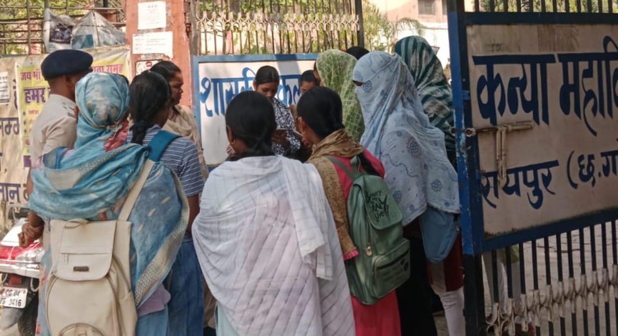 रायपुर कमिश्नरेट की पिंक पेट्रोल यूनिट पहुँच रही गर्ल्स स्कूल/ कॉलेज, व संवेदनशील क्षेत्रों में,, महिला सुरक्षा व हेल्पलाइन नम्बर 9479210932 के बारे में दे रही जानकारी व कर रही जागरूक
