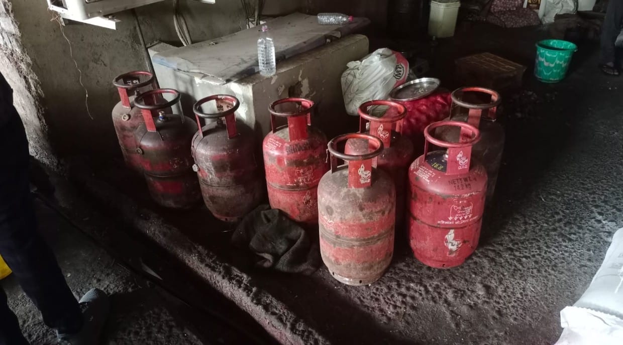 घरेलू एलपीजी के दुरुपयोग व कालाबाजारी पर जिला प्रशासन की सख्ती कलेक्टर के निर्देश पर खाद्य विभाग ने की कार्यवाही 350 से अधिक गैस सिलेंडर जब्त