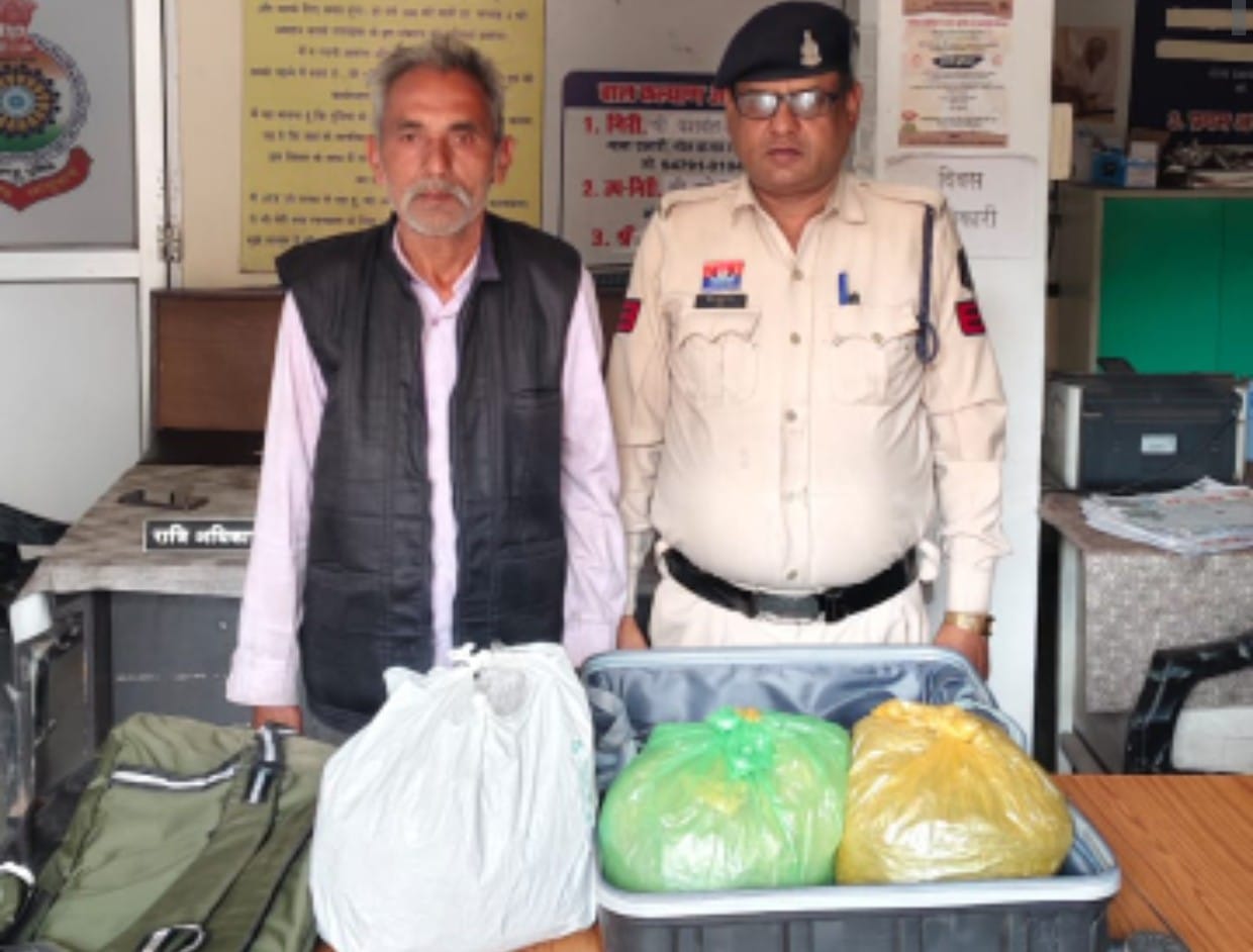 गांजा तस्करी करते म.प्र. का अंतर्राज्यीय आरोपी गिरफ्तार पुलिस उपायुक्त (क्राईम एवं साइबर) श्री स्मृतिक राजनाला एवं पुलिस उपायुक्त (मध्य क्षेत्र) श्री उमेश प्रसाद गुप्ता के संयुक्त मॉनिटरिंग में एण्टी क्राईम एण्ड साइबर यूनिट रायपुर, एण्टी नारकोटिक्स टॉस्क फोर्स (A.N.T.F.) तथा थाना गोलबाजार पुलिस की संयुक्त कार्यवाही।