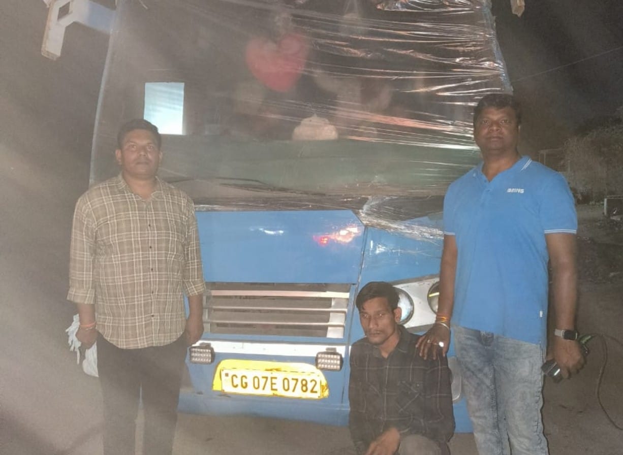 बस चोरी करने वाला आरोपी मनबोध रात्रे उर्फ टेटू गिरफ्तार थाना टिकरापारा क्षेत्रांतर्गत भाठगांव स्थित न्यू बस स्टैण्ड से चोरी किया था बस। आरोपी के कब्जे से चोरी की बस क्रमांक सी जी 07 ई 0782 कीमती लगभग 10,00,000/- रूपये किया गया है जप्त।