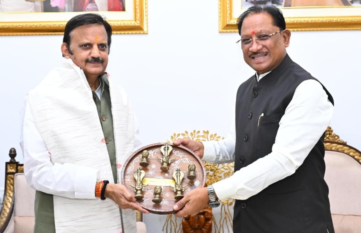 मुख्यमंत्री से मध्यप्रदेश के उपमुख्यमंत्री श्री राजेंद्र शुक्ल ने की सौजन्य मुलाकात,,रायपुर – रीवा हवाई सेवा के लिए की मुख्यमंत्री के प्रयासों की सराहना