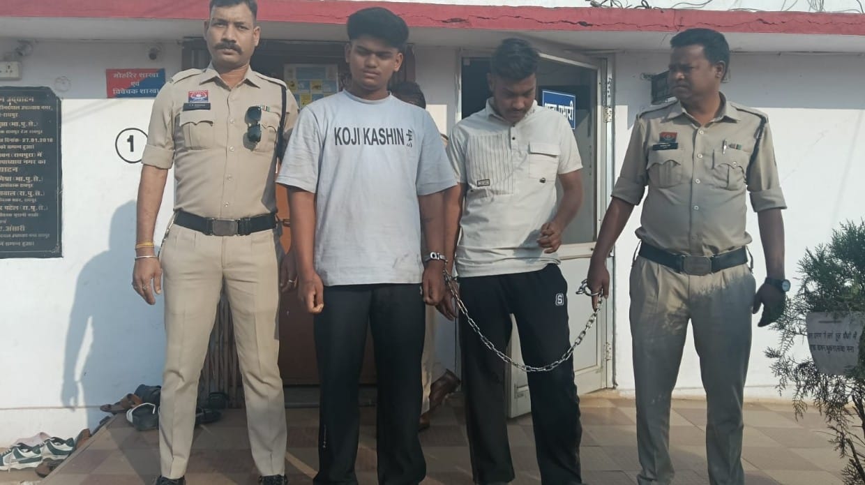 महँगी गाड़ियों में घूमने का शौक बना चोरी की वजह 02 नाबालिग सहित कुल 04 आरोपी गिरफ्तार