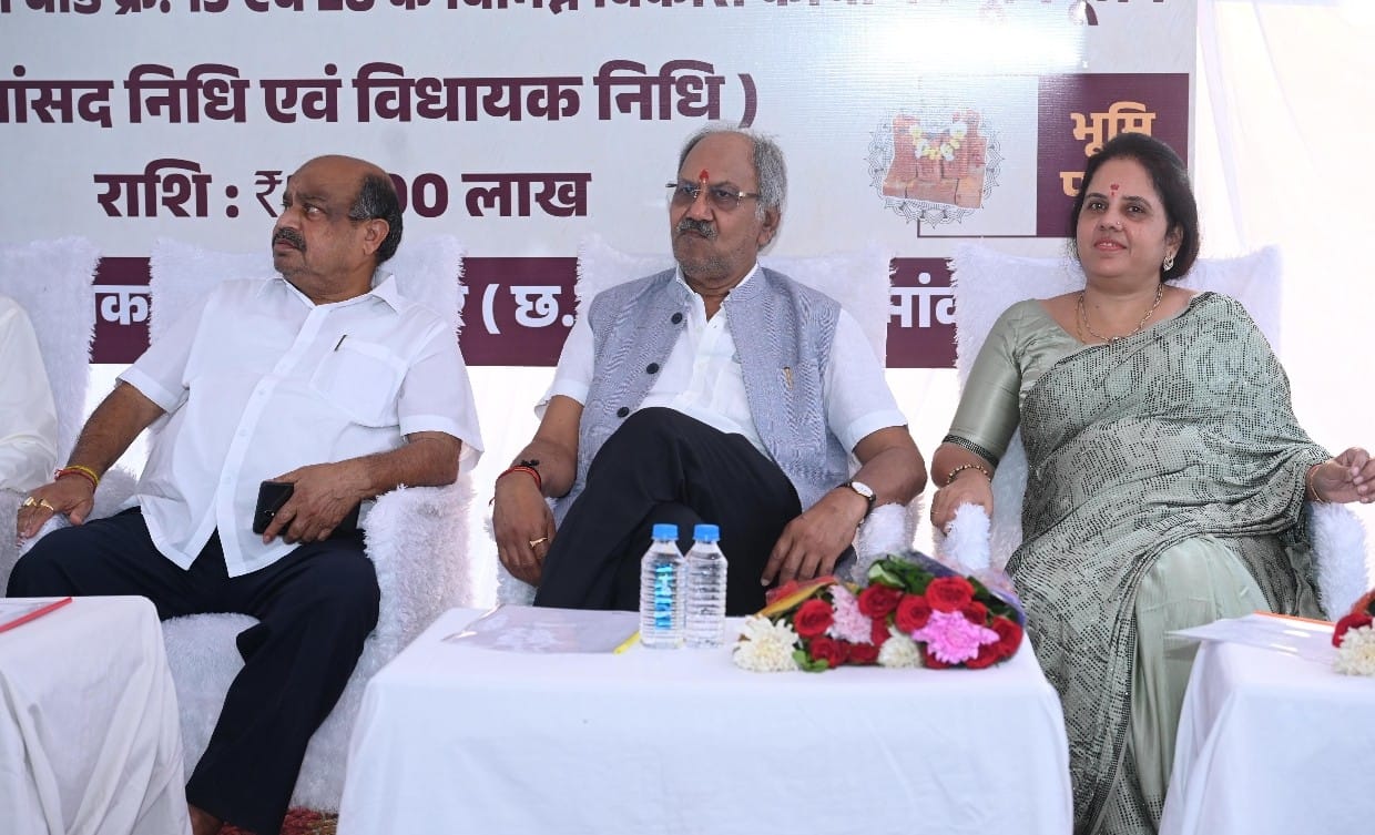 विकास के पर्याय बने सांसद बृजमोहन अग्रवाल, लाखों के विकास कार्यों का भूमि पूजन सामुदायिक भवनों को बनाएं कौशल विकास का केंद्र, ताकि युवाओं और महिलाओं को मिले स्वावलंबन”: बृजमोहन अग्रवाल