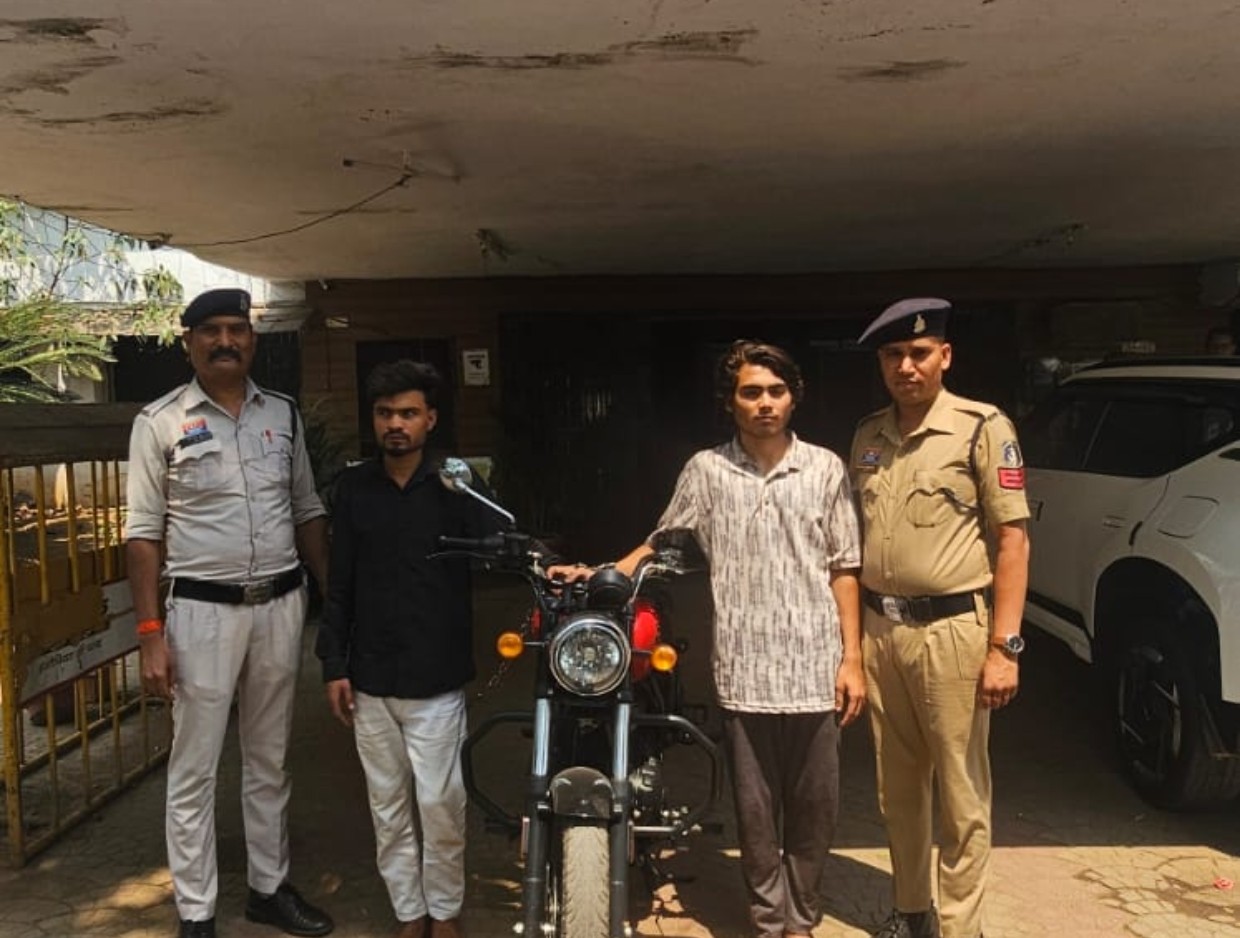 मोटर सायकल बुलेट चोरी करने वाले 02 आरोपी-ऋषि शुक्ला एवं रोहितेश चंद्राकर को किया गया रंगेहाथ गिरफ्तार। थाना टिकरापारा क्षेत्रांतर्गत स्थित कौशल्या माता विहार (कमल विहार) में प्रार्थी की बुलेट खडी थी जिसे कर लिये चोरी।