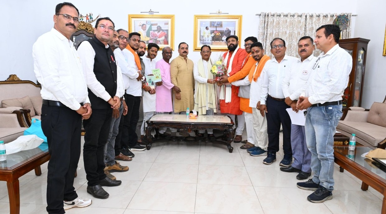 धर्मांतरण बंदी कानून’ लागू करना और राज्य नक्सलवाद मुक्त करने के लिये _ मुख्यमंत्री श्री विष्णु देव साय का ‘हिंदुत्वनिष्ठों’ द्वारा सम्मान