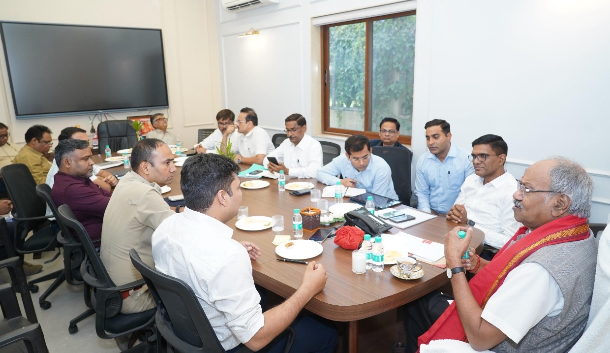 रायपुर की यातायात व्यवस्था को सुधारने और विकास कार्यों को गति देने सांसद बृजमोहन अग्रवाल ने ली उच्च स्तरीय बैठक रिंग रोड सर्विस रोड का काम एक माह में होगा शुरू, NHAI को एक सप्ताह में टेंडर जारी करने के निर्देश शारदा चौक से तात्यापारा सड़क चौड़ीकरण के लिए मुआवजे और कार्यवाही की रिपोर्ट तत्काल शासन को भेजने के निर्देश