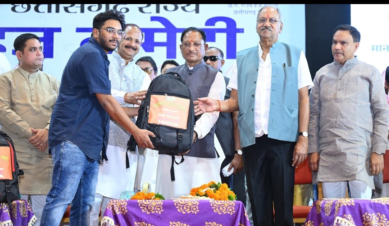 मुख्यमंत्री श्री विष्णु देव साय ने हज यात्रियों को वितरित किया फर्स्ट एड किट: सफल हज यात्रा के लिए शुभकामना देकर यात्रियों का किया स्वागत