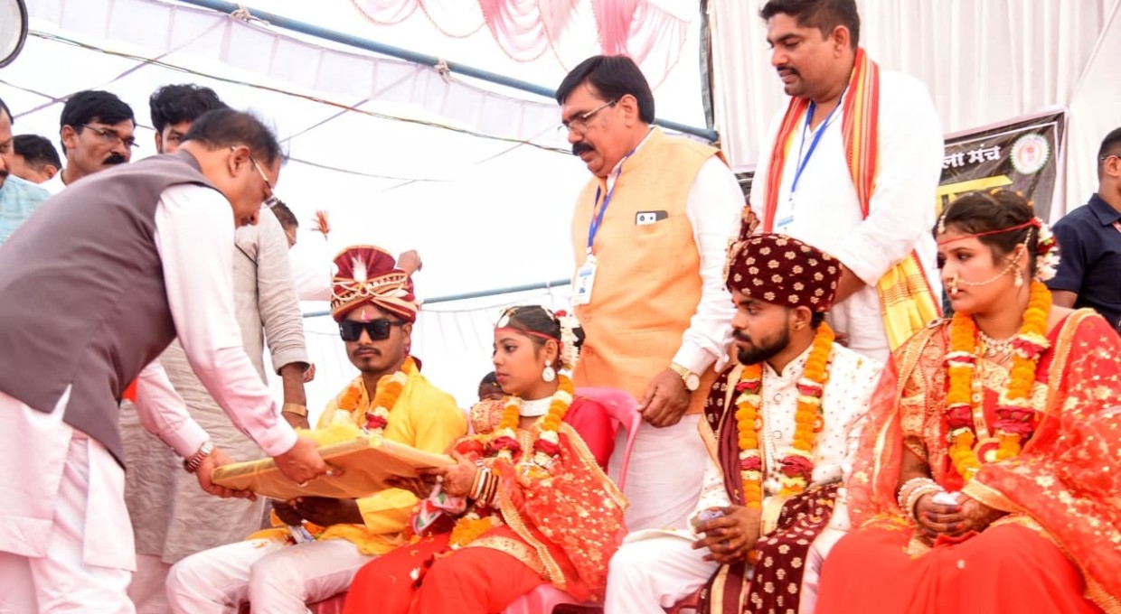 छत्तीसगढ़ में सामूहिक विवाह बना सामाजिक एकता का उत्सव, मुख्यमंत्री ने 13 नवदंपतियों को दिया आशीर्वाद