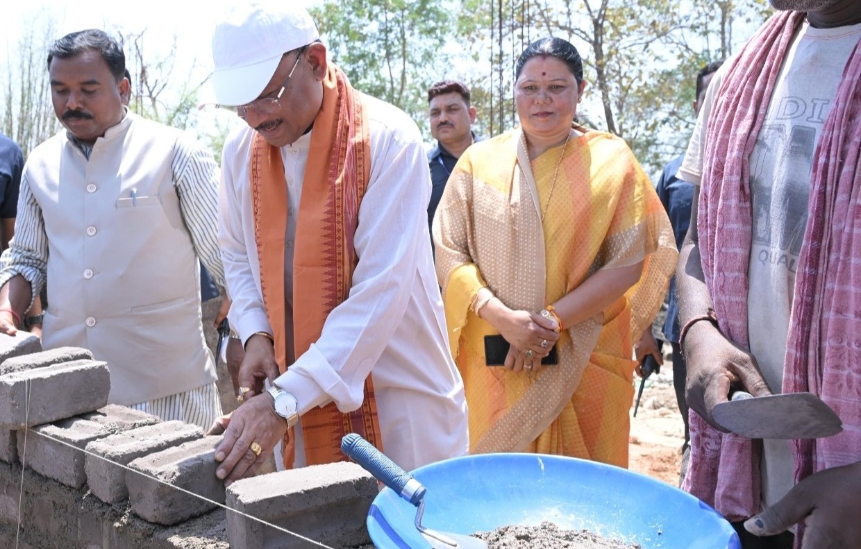 कच्ची झोपड़ी से पक्के घर तक का सपना हो रहा साकार मुख्यमंत्री ने ईंट जोड़कर किया श्रमदान : भैंसामुड़ा में पीएम आवास निर्माण का किया औचक अवलोकन हितग्राही अनुसुइया पैंकरा ने जताया आभार