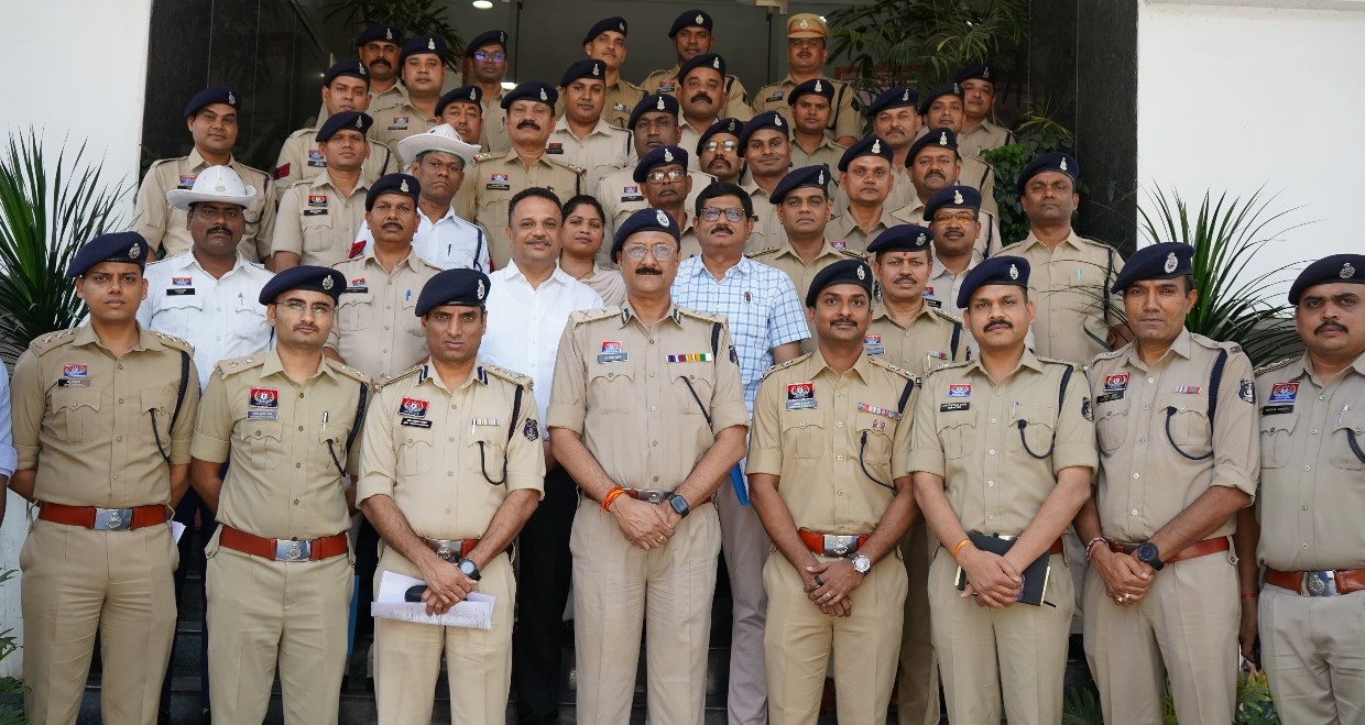 रायपुर पुलिस कमिश्नर द्वारा उत्कृष्ट कार्य करने वाले पुलिस अधिकारियों एवं कर्मचारियों का सम्मान,, ट्रैफिक, क्राइम एवं मध्य जोन के कुल 40 अधिकारी/कर्मचारियों को किया गया सम्मानित