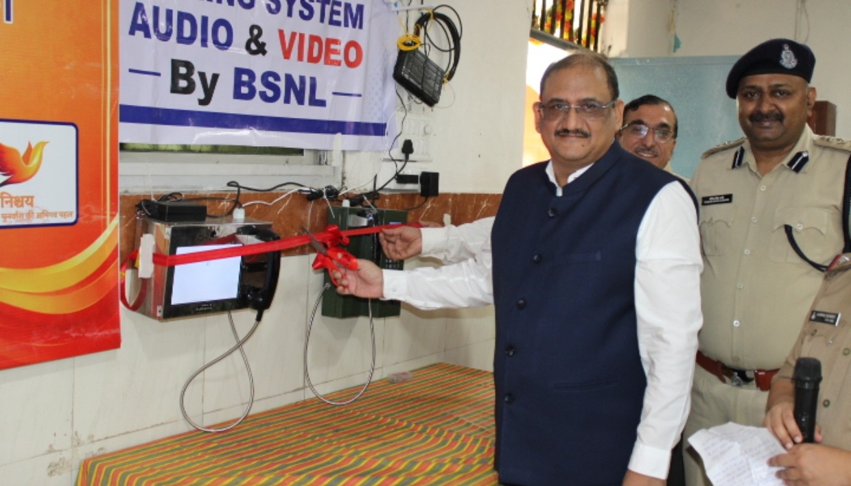 रायपुर महिला जेल में वीडियो कॉलिंग सिस्टम का शुभारंभ बंदिनियों को मिली अपनों से जुड़ने की राह