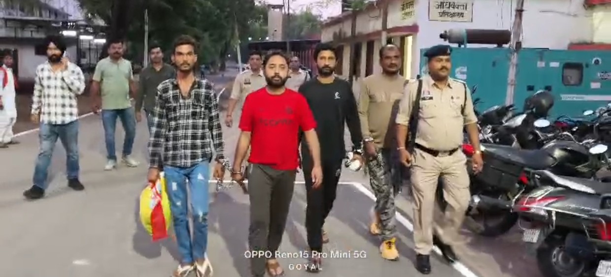 पुरानी रंजिश के चलते हत्या का प्रयास करने वाले 04 आरोपी गिरफ्तार। आरोपियों द्वारा पीड़ित रमीजुद्दीन को चाकू से वार कर दिये है घटना को अंजाम। आरोपियों के कब्जे से घटना में प्रयुक्त चाकू किया गया है जप्त। आरोपीगण घटना को अंजाम देने के बाद हो गये थे फरार।
