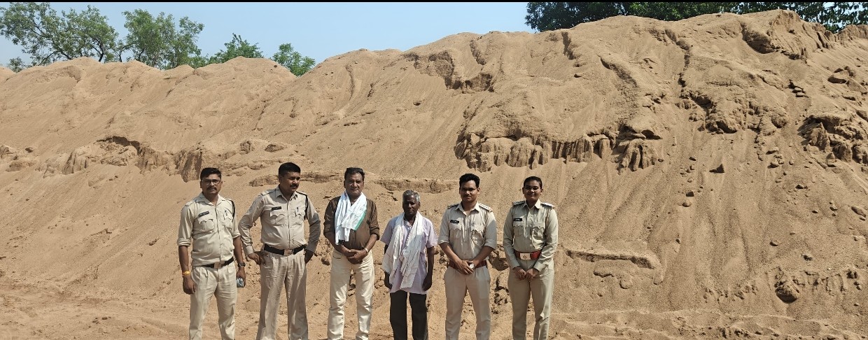 गोबरा नवापारा में रेत के अवैध उत्खनन-भण्डारण पर खनिज विभाग की बड़ी कार्रवाई, 2 पोकलेन जब्त-सील