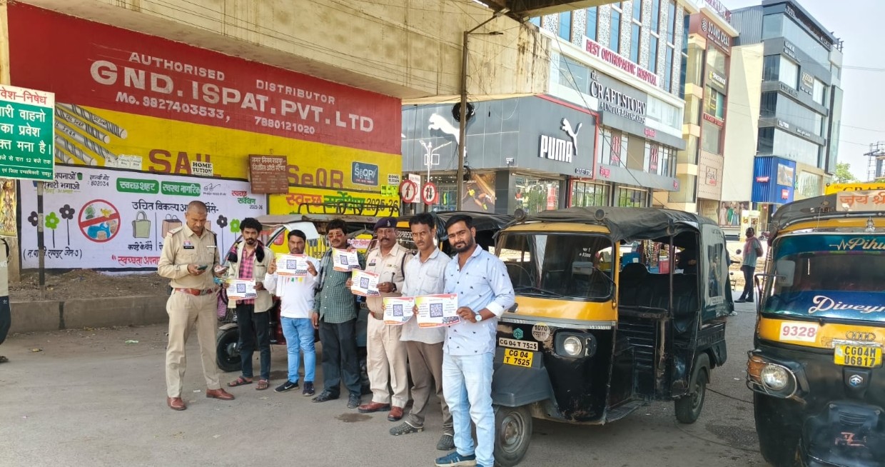 ई.रिक्शा पंजीयन अभियान में अब तक 6228 आटो चालकों ने कराया रजिस्ट्रेशन। निर्धारित समयावधि में केवल 05 दिन शेष, 05 जून रात्रि 08 बजे तक करा सकेंगे पंजीयन।सभी यातायात थाना, च्वाइस सेंटर के अतिरिक्त रेलवे स्टेशन, बस स्टैण्ड भाठागांव एवं कलेक्ट्रेट के सामने ई.रिक्शा पंजीयन हेतु तैनात रहेंगे अधिकारी। यातायात पुलिस, कमिश्नरेट रायपुर 31 मई 2026