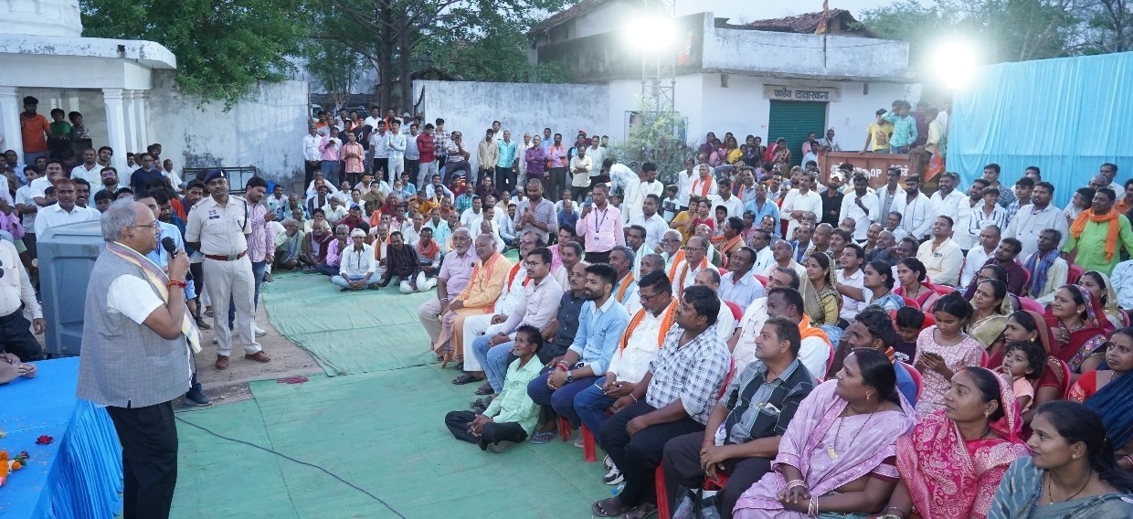 कोरासी में सांसद बृजमोहन अग्रवाल का जनसंपर्क अभियान: जनता से सीधे संवाद, विकास कार्यों की घोषणाएं और योजनाओं पर खुली चर्चा
