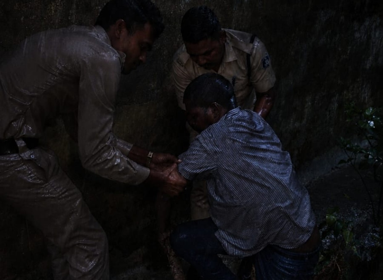 तेज बारिश के बीच गंज पुलिस बनी सहारा, नाले में गिरे अर्धविक्षिप्त व्यक्ति को सुरक्षित निकाल कर गंज पुलिस ने संवेदनशीलता मानवीय सराहनीय कार्य किया