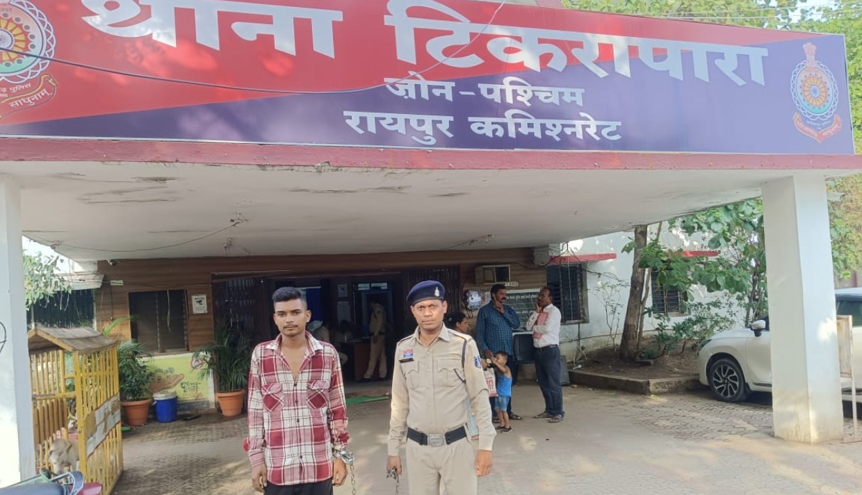 दुर्घटनाग्रस्त खड़ी स्कार्पियों वाहन से नगदी रकम व अन्य सामाग्री चोरी करने वाले एक आरोपी एवं विधि के साथ संघर्षरत एक बालक सहित कुल 02 गिरफ्तार थाना टिकरापारा क्षेत्र में