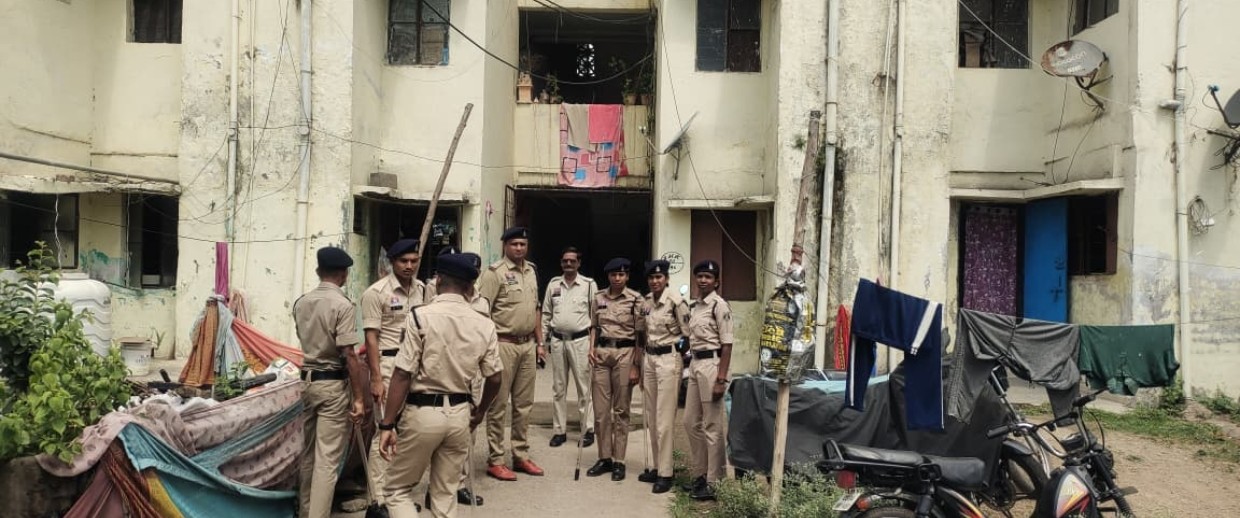 बी.एस.यू.पी. कॉलोनी में पुलिस का व्यापक आकस्मिक चेकिंग अभियान लगभग 100 पुलिस अधिकारियों-कर्मचारियों ने की सघन जांच 300 से अधिक मकानों की चेकिंग, गुण्डा-बदमाशों एवं संदिग्ध व्यक्तियों का किया सत्यापन