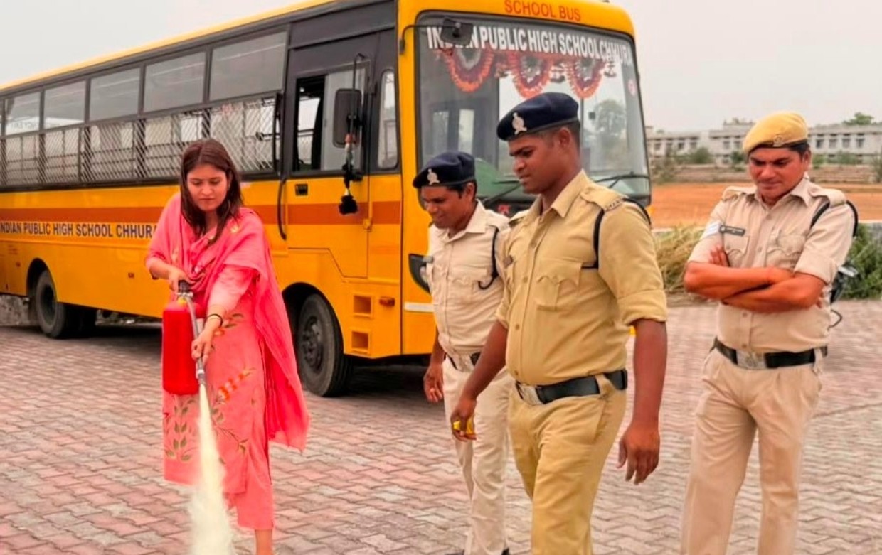 विद्यार्थियों की सुरक्षा के लिए स्कूल बसों का विशेष निरीक्षण 30 स्कूल बसों की जांच, चालक-परिचालकों का हुआ स्वास्थ्य परीक्षण अनुपस्थित 45 स्कूल बस संचालकों को जारी किया गया नोटिस