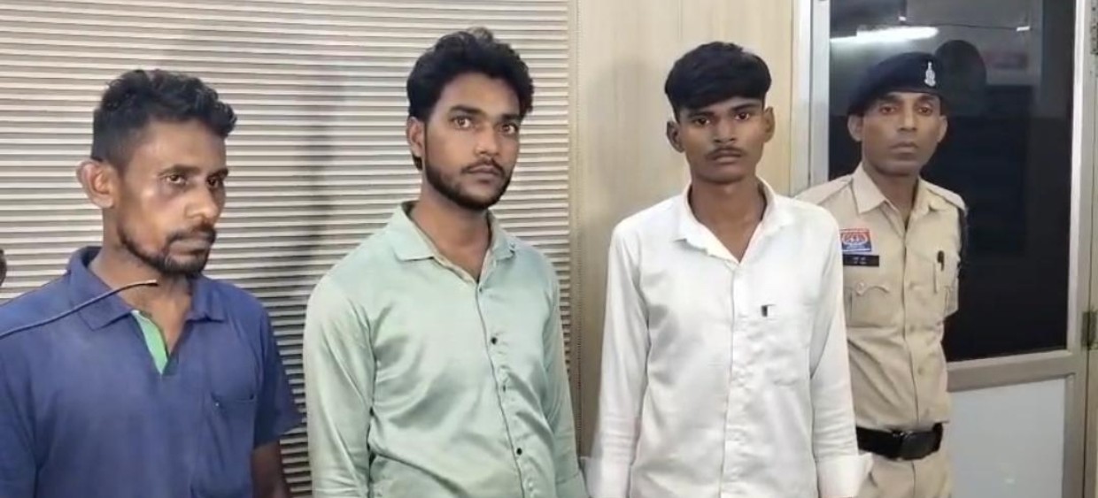 विशेष अभियान के तहत 13 किलो 451 ग्राम गांजा के साथ 02 अंतर्राज्यीय आरोपी सहित कुल 04 आरोपी किये गये गिरफ्तार,, नॉर्थ जोन क्षेत्रांतर्गत थाना गुढ़ियारी, पण्डरी एवं उरला पुलिस की कार्यवाही