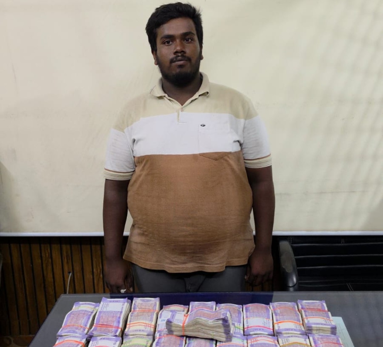 10 लाख रुपये की लूट का खुलासा, कंपनी का कर्मचारी ही निकला मास्टर माइंड मुख्य आरोपी दिनेश राव प्रार्थी के कंपनी में है कार्यरत। घटना का मास्टर माइंड दिनेश राव ने लगभग एक माह पूर्व रची थी लूट की साजिश।