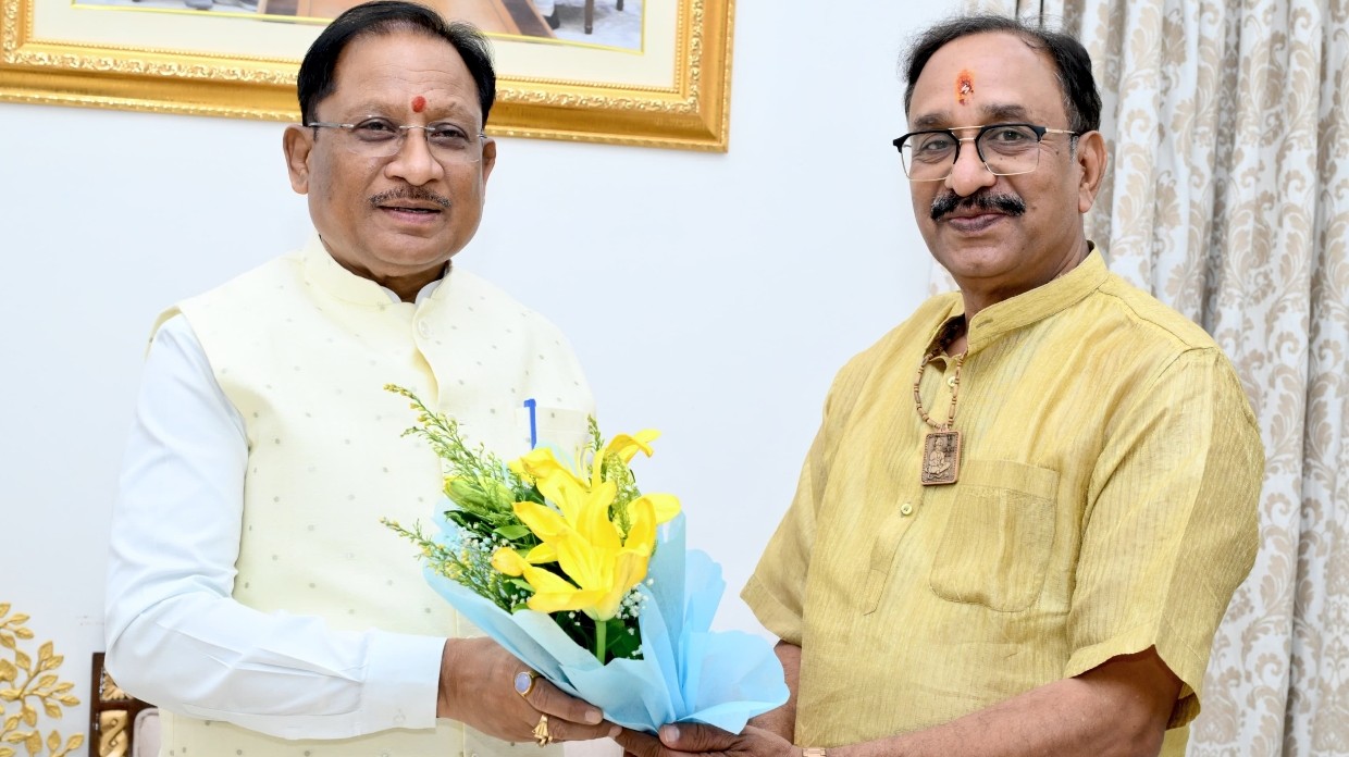 मुख्यमंत्री से छत्तीसगढ़ योग आयोग के नवनियुक्त अध्यक्ष श्री संजय अग्रवाल ने की सौजन्य मुलाकात मुख्यमंत्री ने दी बधाई, योग के प्रचार-प्रसार एवं जनजागरूकता के कार्यों के लिए शुभकामनाएं