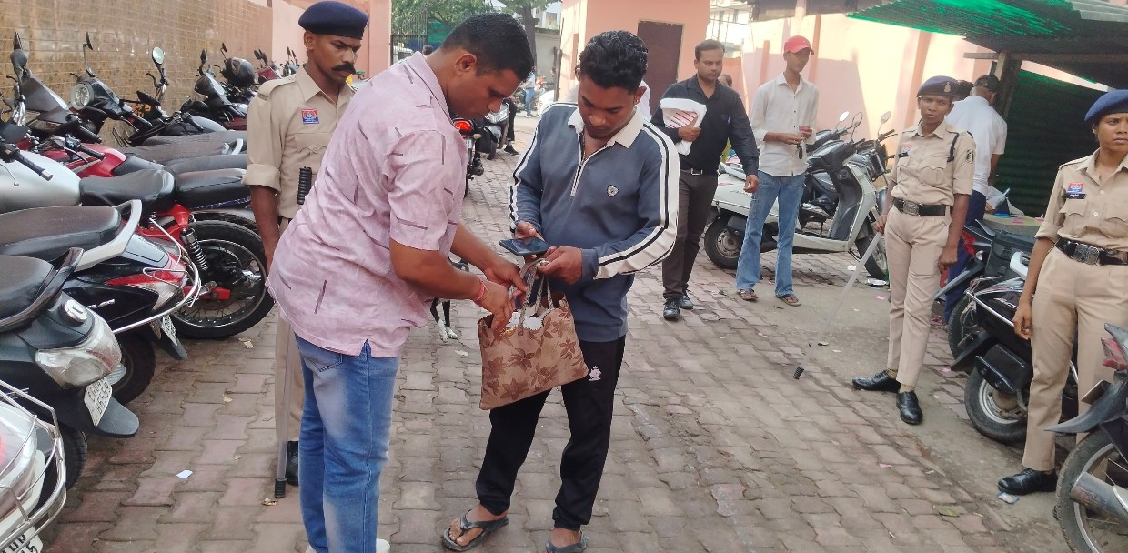 न्यायालय परिसर में विशेष आकस्मिक चेकिंग अभियान,, 04 संदिग्ध व्यक्तियों के विरुद्ध की गई प्रतिबंधात्मक कार्यवाही