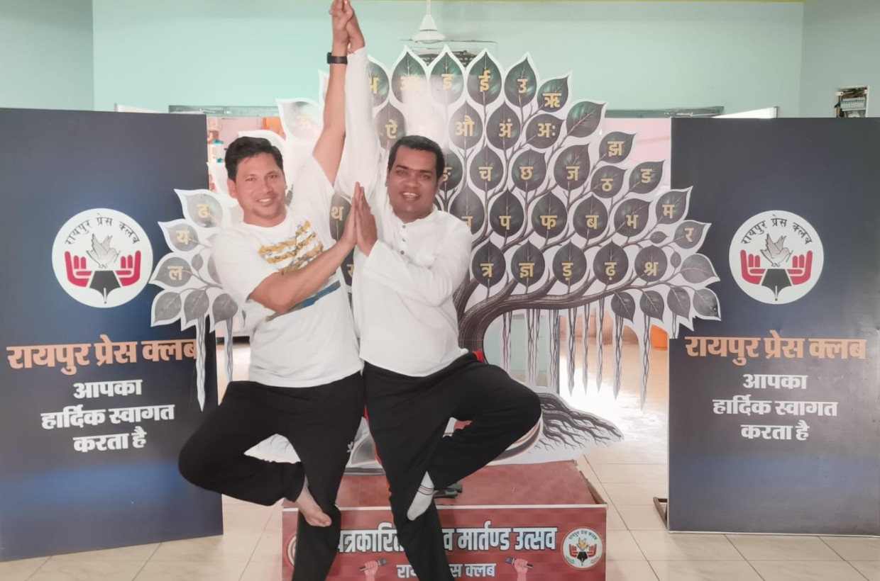 अंतरराष्ट्रीय योग दिवस पर रायपुर प्रेस क्लब में पत्रकारों ने किया योगाभ्यास,, प्रेस क्लब अध्यक्ष मोहन तिवारी