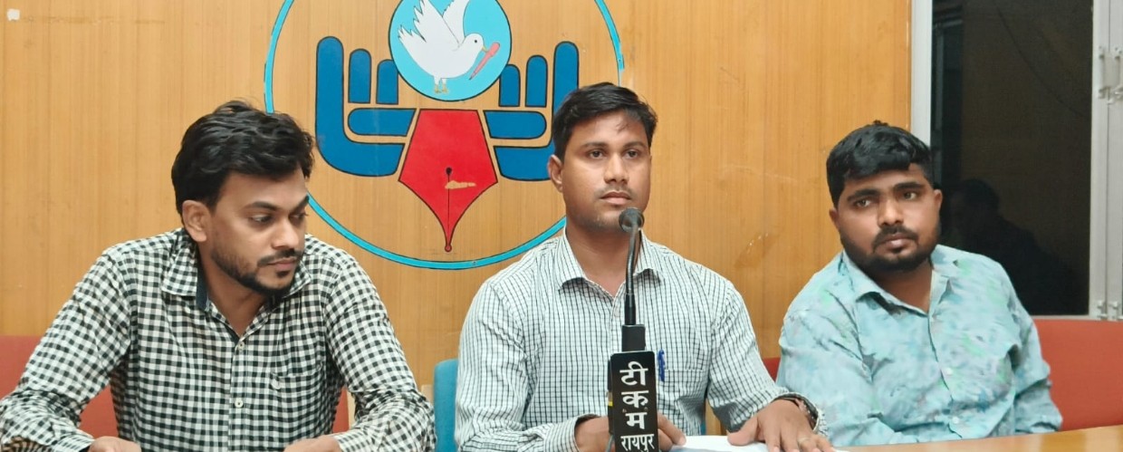 पॉवर कंपनी में कार्यरत संविदा कर्मचारियों के नियमितिकरण के विषय पर चर्चा हेतु सक्षम अधिकारी अध्यक्ष, छ.ग. राज्य विद्युत मंडल) द्वारा संघ को समय प्रदान न करने से निराश / आहत होकर ‘अनिश्चितकालीन काम बंद आंदोलन