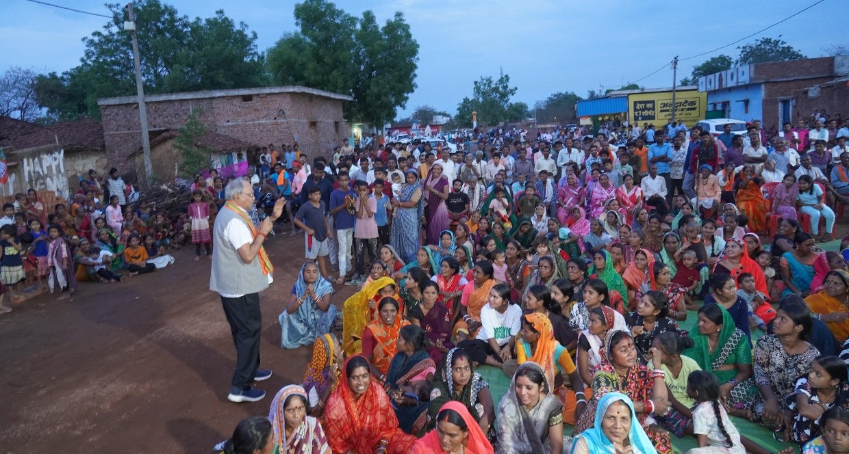 सांसद बृजमोहन माइक लेकर पूछा योजनाओं का लाभ मिल रहा है कि नहीं खपरीकला और मोहदी के विकास के लिए सांसद बृजमोहन ने 45 लाख रुपये की घोषणा की खपरीकला में जनसंपर्क अभियान के दौरान सांसद खुद जनता के बीच पहुंचे, योजनाओं के लाभार्थियों से सीधे संवाद किया
