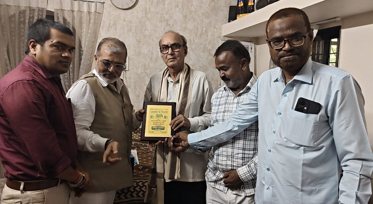 आसिफ इकबाल को जनता से रिश्ता के पप्पू फरिस्ता ने स्थापना दिवस का शाल और प्रतीक चिन्ह उनके निवास में भेंट कर सम्मानित किया