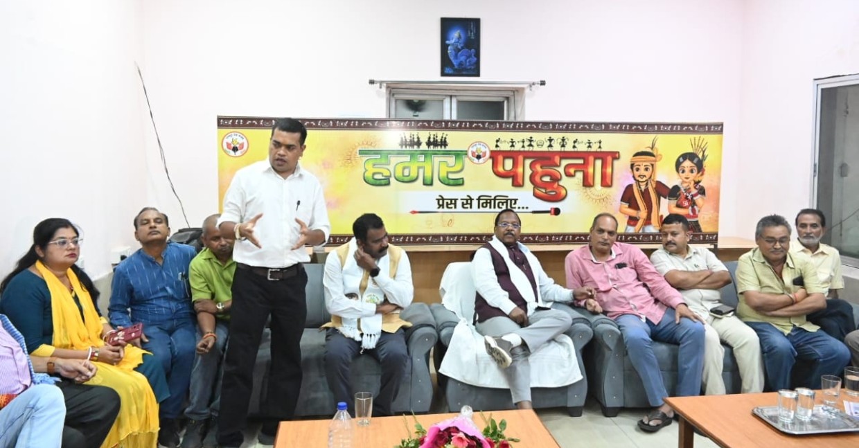 रायपुर प्रेस क्लब का आम महोत्सव, कृषि मंत्री रामविचार नेताम बोले— आम हर किसी का खास यु ही नहीं कहते फलो का राजा