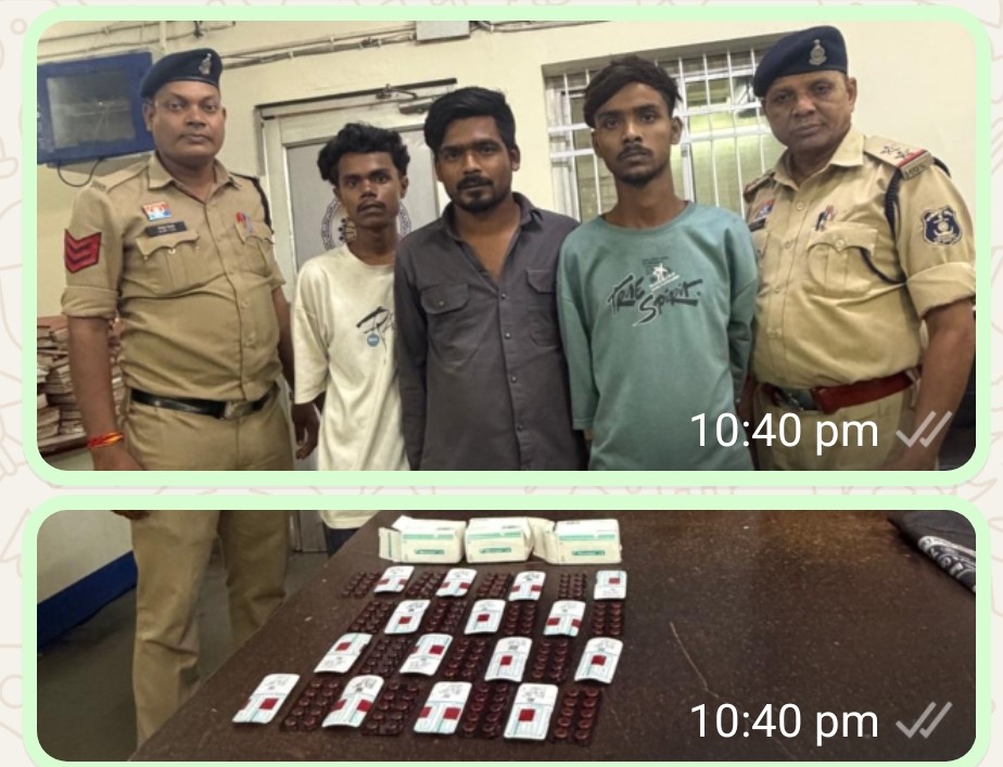 प्रतिबंधित नशीली टेबलेट के साथ 03 आरोपी गिरफ्तार थाना गोलबजार क्षेत्र में पकड़ा गया आरोपियों को प्रतिबंधित टेबलेट के साथ।