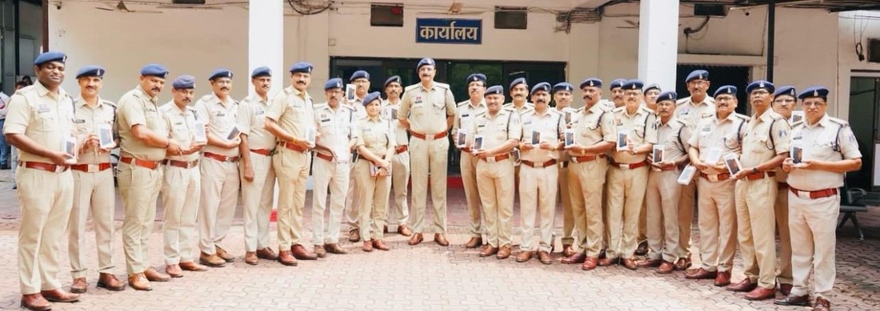 308 विवेचकों को ई-साक्ष्य संकलन हेतु मोबाइल फोन वितरित पुलिस कमिश्नर डॉ. संजीव शुक्ला द्वारा पुलिस कमिश्नर कार्यालय में किया गया वितरण