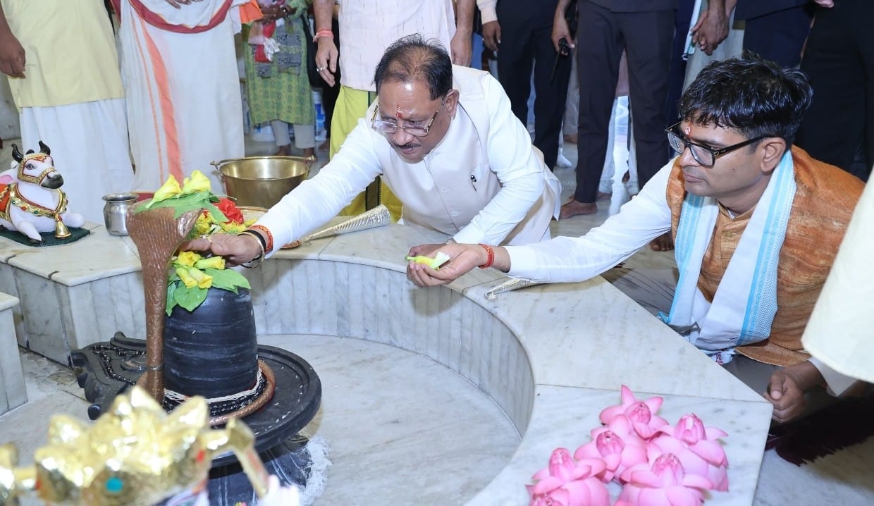 गुरु पूर्णिमा पर कोसमनारा पहुंचे मुख्यमंत्री श्री विष्णु देव साय, सत्यनारायण बाबा धाम में की पूजा-अर्चना,, प्रदेशवासियों की सुख-समृद्धि और खुशहाली के लिए भगवान भोलेनाथ से मांगा आशीर्वाद