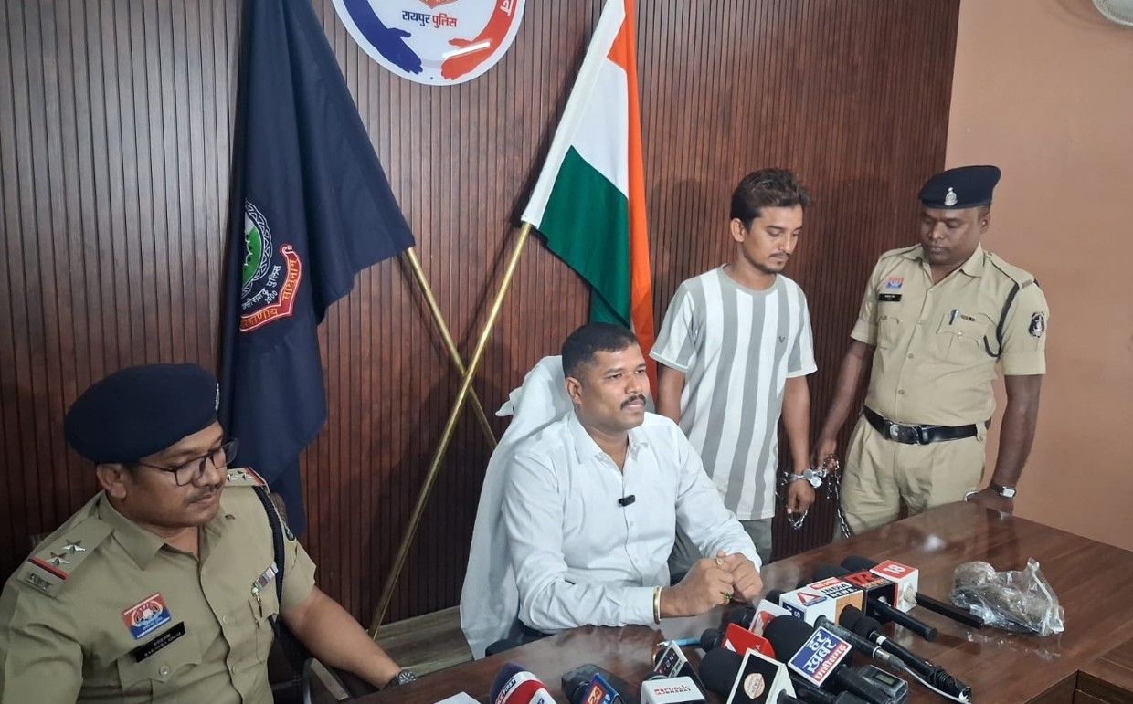 रायपुर ग्रामीण पुलिस की बड़ी कार्यवाही अवैध हथियार के साथ आरोपी गिरफ्तार, देशी कट्टा एवं जिंदा कारतूस बरामद वर्ष 2022 में हत्या के प्रयास एवं आर्म्स एक्ट के मामले में भी जा चुका है जेल
