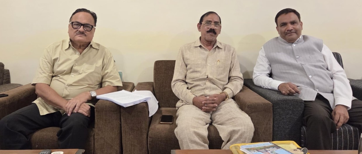 वक्फ बोर्ड अध्यक्ष डॉ. सलीम राज ने यूसीसी समिति सदस्यों से की सौजन्य मुलाकात सरल भाषा में पुस्तक प्रकाशित करने का दिया सुझाव