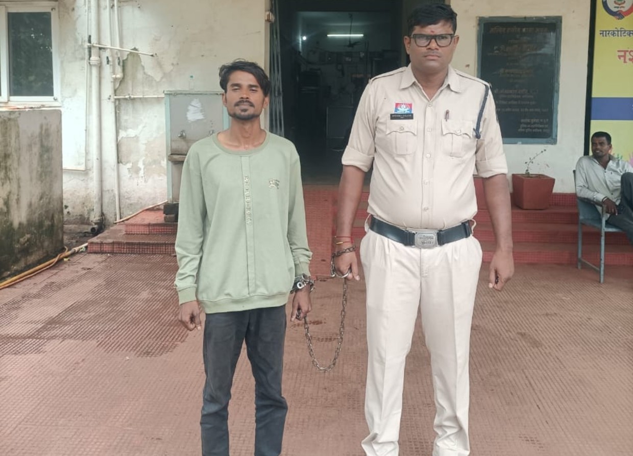 प्रतिबंधित नशीली टेबलेट की बिक्री करते आरोपी खुटेरी निवासी आदाब खान को मंदिर हसौद पुलिस ने किया गिरफ्तार आरोपी के कब्जे से 148 नग नाइट्रोसन-10 टेबलेट एवं बिक्री की नगदी रकम जप्तजप्त सामग्री की कुल कीमत लगभग 60,720 रूपये