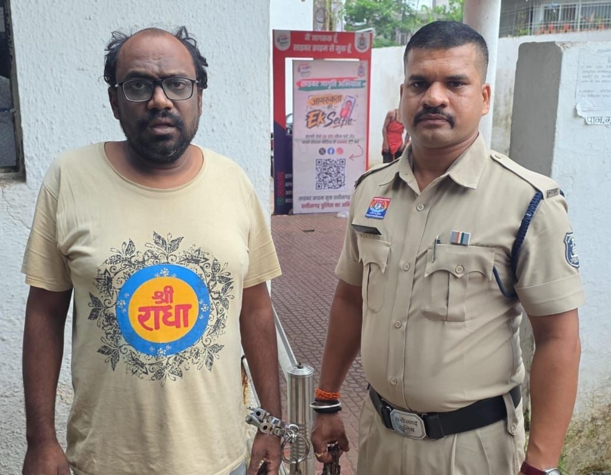 मदिंर परिसर में स्थित भगवान की प्रतिमाओ को क्षतिग्रस्त करने वाले आरोपी को चंद घंटो में किया गया गिरफ्तार, आरोपी के कब्जे से घटना में प्रयुक्त छैनी-हथौडा किया गया जप्त। आरोपी के खिलाफ थाना गुढियारी में अपराध क्र 365 /2026 धारा – 298 बीएनएस0 दर्ज किया गया।
