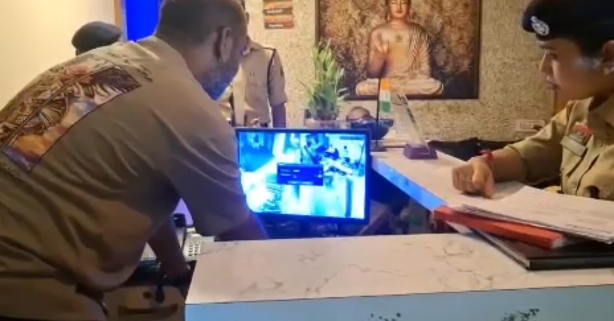 स्पा सेंटरों पर रायपुर पुलिस कमिश्नरेट की बड़ी कार्रवाई 30 स्पा सेंटरों में एक साथ जांच, पुलिस की 15 टीमों ने 100 से अधिक अधिकारी-कर्मचारियों के साथ की जांच कार्रवाई