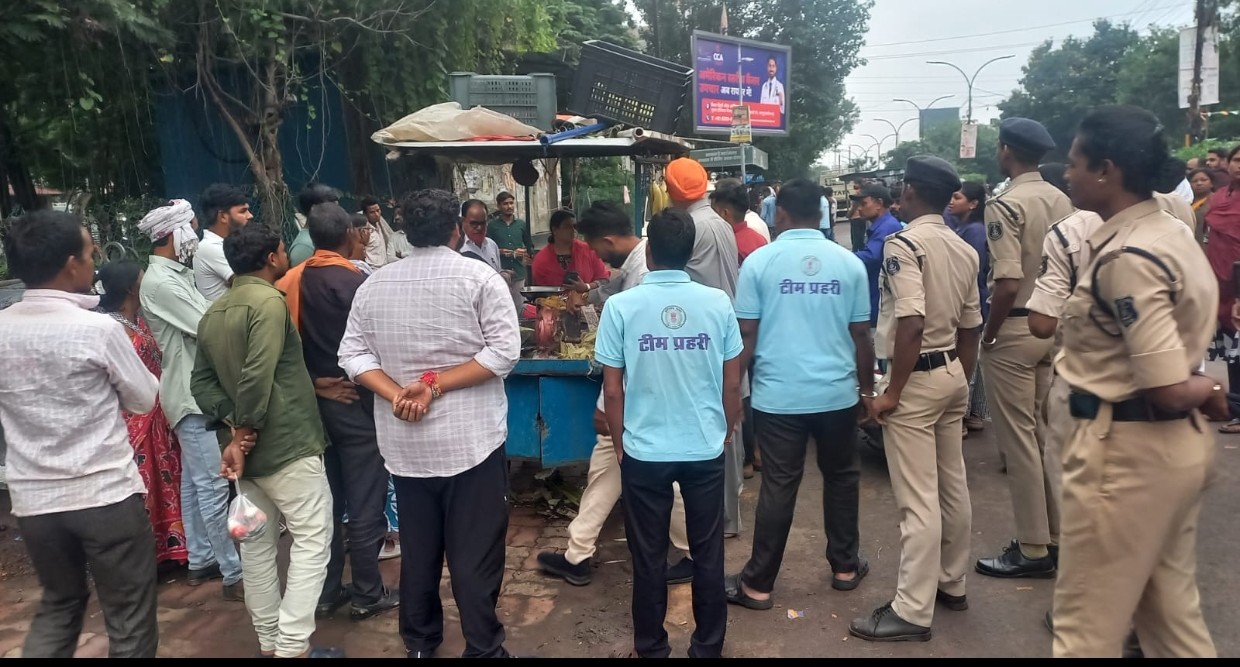 टाटीबंध क्षेत्र में एम्स के सामने अतिक्रमण पर यातायात पुलिस एवं नगर निगम की संयुक्त कार्यवाही कार्यवाही के दौरान 10 ठेले जप्त, 15 से 20 ठेले हटाए गए मुख्य मार्ग से मुख्य मार्ग को कराया गया अतिक्रमण मुक्त