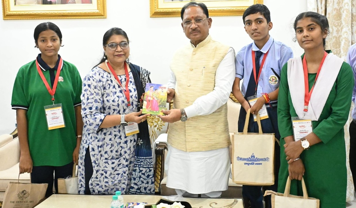 राष्ट्रपति से भेंट कर लौटे प्रतिभावान विद्यार्थियों ने मुख्यमंत्री श्री विष्णु देव साय से की सौजन्य मुलाकात राष्ट्रपति भवन में छत्तीसगढ़ की प्रतिभा और समृद्ध लोक संस्कृति की विद्यार्थियों ने छोड़ी अमिट छाप