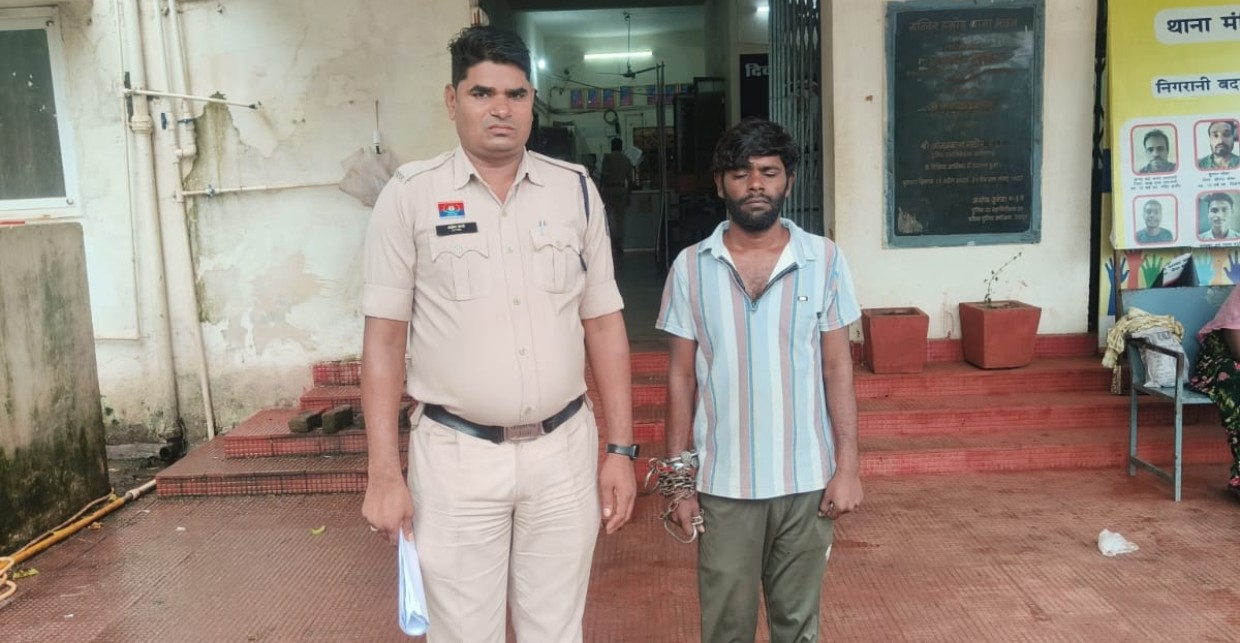 अवैध शराब बिक्री के विरुद्ध मंदिर हसौद पुलिस की कार्यवाही अवैध शराब बिक्री करते आरोपी गिरफ्तार, 34 पौवा देशी मसाला शराब एवं बिक्री रकम बरामद