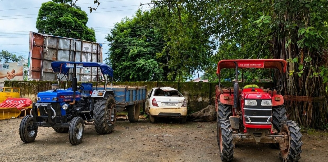 अवैध खनन एवं परिवहन पर साय सरकार की सख्ती, गौरेला-पेण्ड्रा-मरवाही में खनिज विभाग की बड़ी कार्रवाई रेत एवं ईंट निर्माण के लिए मिट्टी के अवैध परिवहन में संलिप्त 4 ट्रैक्टर जब्त