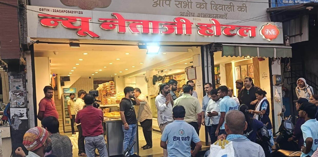 यातायात पुलिस कमिश्नरेट रायपुर एवं नगर पालिक निगम की संयुक्त टीम द्वारा तेलीबांधा क्षेत्र में अतिक्रमण एवं बाधा कारियों पर त्वरित कार्रवाई। पीडब्ल्यूडी चौक से नेताजी होटल तिराहा, रिंग रोड एवं श्याम नगर मार्ग पर सघन अभियान।