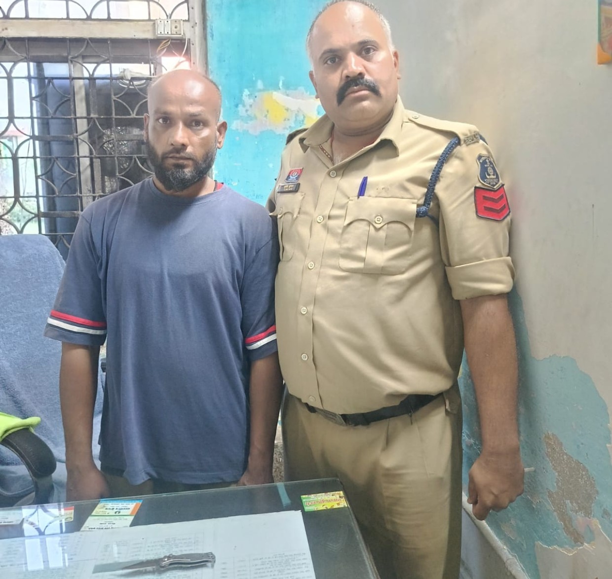 धारदार बटनदार चाकू लेकर आम लोगों को डराने-धमकाने वाले 01 आरोपी गिरफ्तार ईदगाह भाटा मैदान के पास चाकू लहराकर लोगों को डरा-धमका रहा था आरोपीके कब्जे से धारदार बटनदार चाकू बरामद