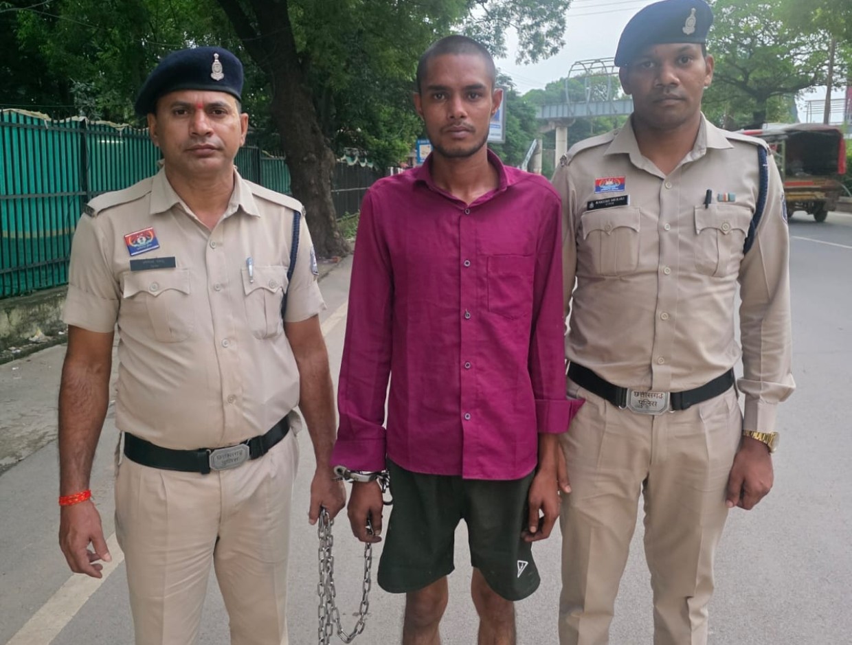 महापौर के विरूद्ध अश्लील टिप्पणी करने वाला आरोपी विजय उर्फ सोनू महेश्वरी गिरफ्तार। आरोपी के कब्जे से 01 नग मोबाइल फोन किया गया है जप्त। थाना सिविल लाईन पुलिस टीम द्वारा की गई कार्यवाही। आरोपी के विरूद्ध थाना सिविल लाईन में अपराध क्रमांक 475/2026 में की गई है कार्यवाही।