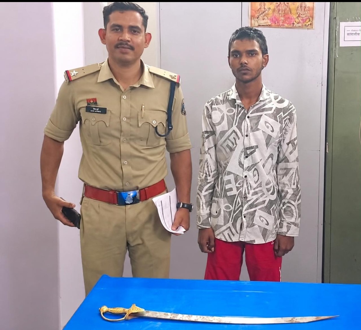 सार्वजनिक स्थान पर धारदार तलवार लहराकर आमजन को भयभीत करने वाला आरोपी गिरफ्तार एण्टी क्राईम एण्ड साईबर यूनिट एवं थाना मौदहापारा पुलिस की संयुक्त कार्यवाही